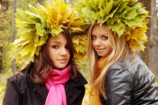 Two women wearing wreaths — Stock Photo, Image