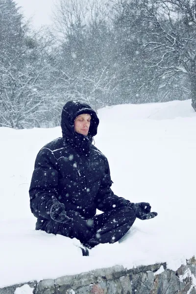 男は蓮華座で瞑想します。 — ストック写真