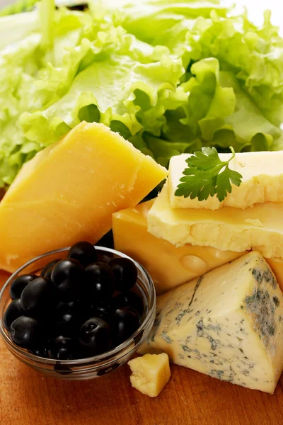 Сир з оливками та салатом — стокове фото