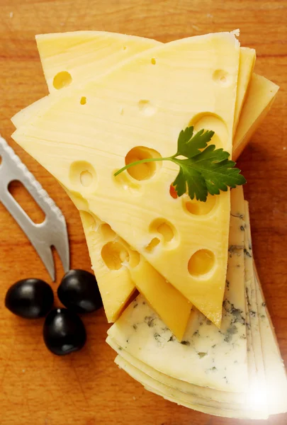 Gesneden swiss en blauwe kaas — Stockfoto
