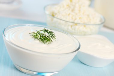 ekşi krema ve dereotu