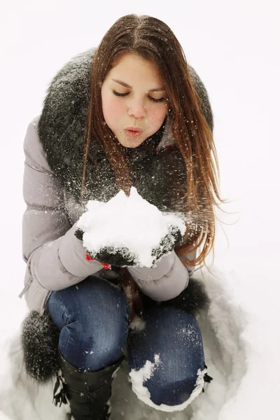 Mädchen bläst auf Schnee — Stockfoto
