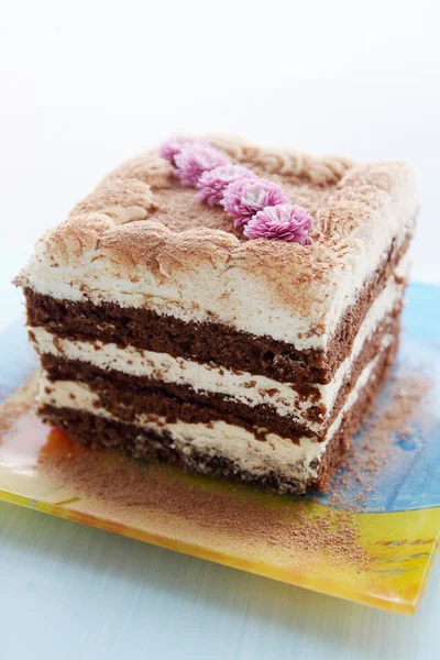Kuchen mit Blumen dekoriert — Stockfoto