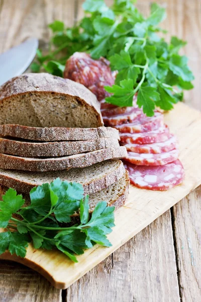 호 밀 빵과 소시지 — 스톡 사진