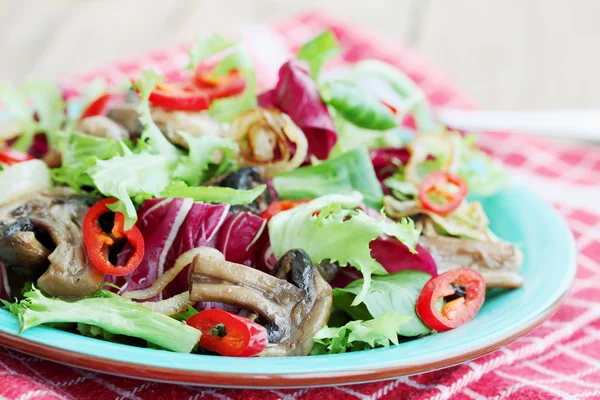 Ensalada caliente con setas — Foto de Stock