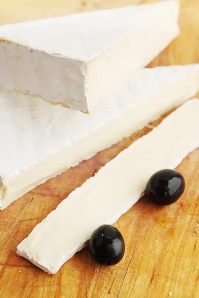 Сыр с оливками — стоковое фото