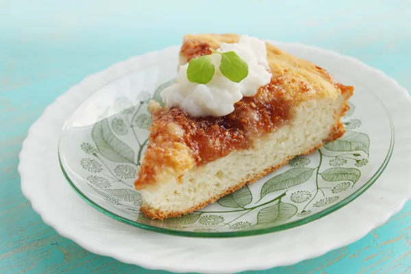 Ruddy cake with raspberry jam — Stock Photo, Image