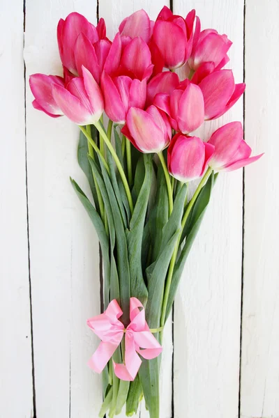 Strauß Tulpen auf weißem Brett — Stockfoto