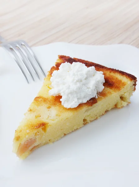 Cazuela con queso y manzanas — Foto de Stock