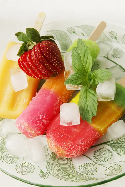 Fraises et glace aux fruits — Photo