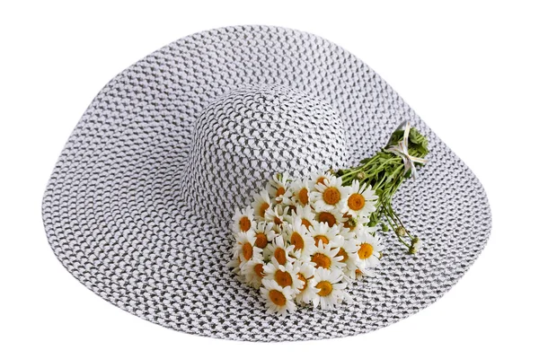 Hat with a bouquet of daisies — Stock Photo, Image