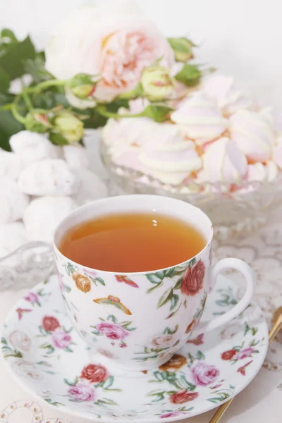 Morgon te med sötsaker — Stockfoto