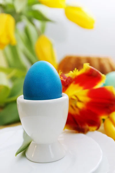Blaues Ei im Ständer — Stockfoto