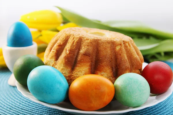 Bolo de Páscoa e ovos — Fotografia de Stock