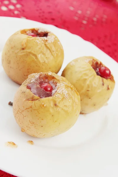 Äpfel mit Preiselbeeren — Stockfoto