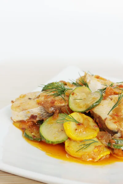 Pesce al forno con zucchine — Foto Stock