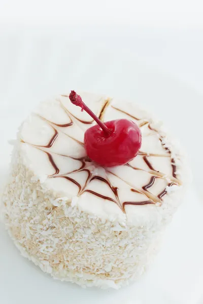 Sobremesa de creme de coco com cerejas — Fotografia de Stock