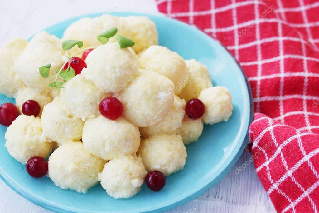 Cheese balls with cranberry