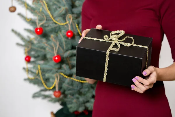 Όμορφο Κορίτσι Στο Χριστουγεννιάτικο Δέντρο Κρατώντας Ένα Δώρο — Φωτογραφία Αρχείου