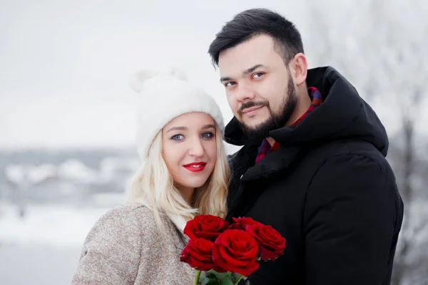 Young Couple Bouquet Red Roses Winter — стоковое фото