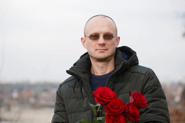 Erwachsener Mann Mit Strauß Roter Rosen Auf Der Straße — Stockfoto