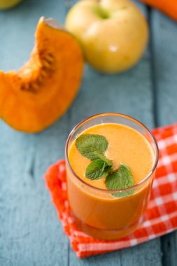 Bardakta naneli organik balkabağı suyu.