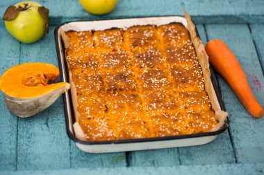 Kabak, havuç ve susam tohumlu elma güveci.