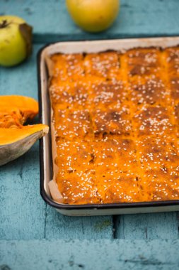 Kabak, havuç ve susam tohumlu elma güveci.