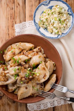 Kızarmış pastırmalı ve soğanlı Ukrayna hamur köftesi.