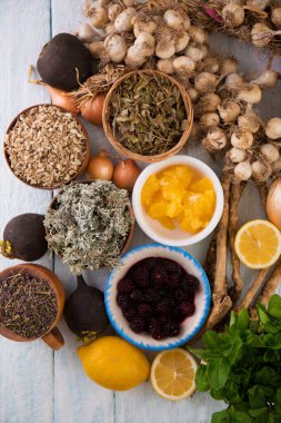 Siyah turp, yabanturpu kökü ve balgam etkisi olan kuru otlar.