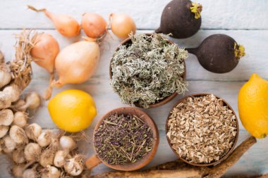 Bal, limon ve yabanturpu kökü iyi bağışıklık için.