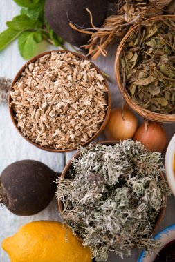 İzlanda yosunu, meyan kökü ve tıbbi sebzeler.