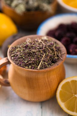 Tahta bir fincanda tıbbi çay için kurutulmuş Oregano.