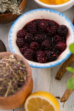 Bal, limon ve yabanturpu kökü iyi bağışıklık için.