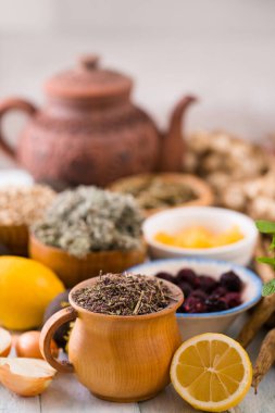 Çay için hayat. Bitki, bal ve limonla içmek.