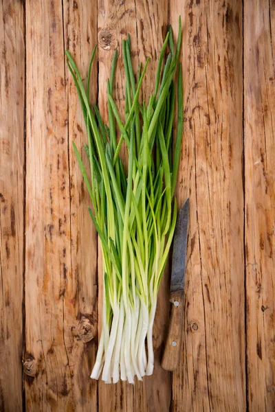 Mazzo Cipolle Fresche Fondo Legno Bianco — Foto Stock