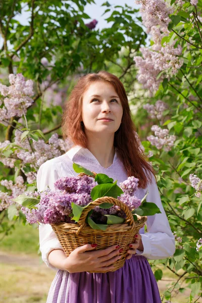 Ung Vacker Rödhårig Kvinna Vintage Klänning Trädgård Med Blommande Syren — Stockfoto