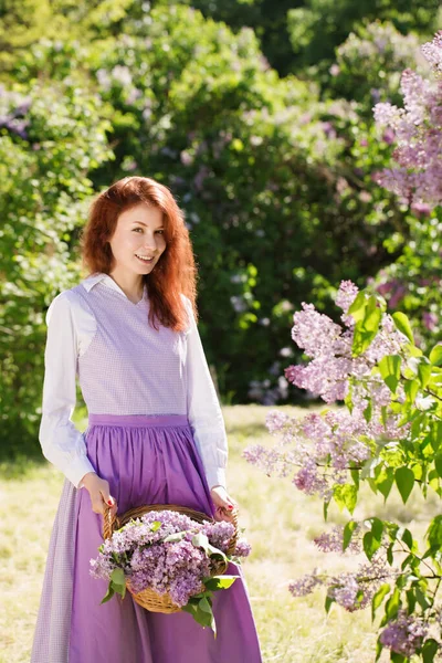 Mladý Krásný Rusovlasý Žena Vintage Šaty Zahradě Kvetoucí Šeříku — Stock fotografie