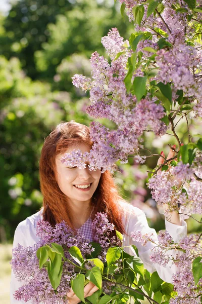 Jonge Mooie Roodharige Vrouw Een Vintage Jurk Een Tuin Met — Stockfoto