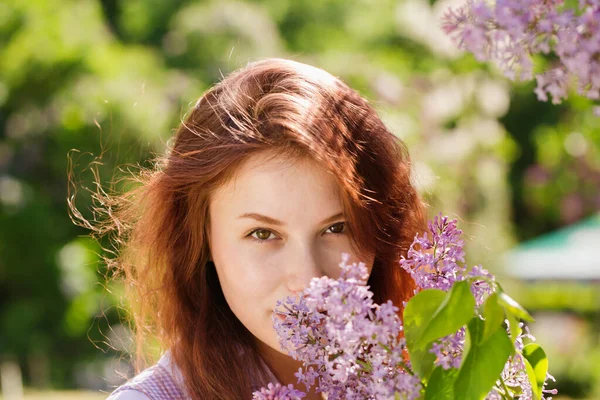 Çiçekli Leylak Çiçekli Bir Bahçede Klasik Elbiseli Güzel Kızıl Saçlı — Stok fotoğraf