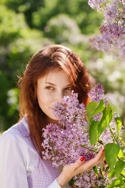 Joven Hermosa Mujer Pelirroja Vestido Vintage Jardín Con Flor Lila —  Fotos de Stock