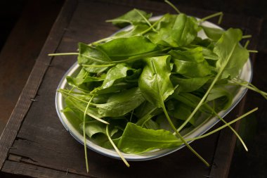 Taze, ilkbahar, salata için ekşi doru, sade bir hayat.