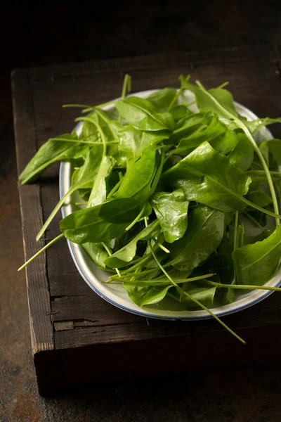 Taze, ilkbahar, salata için ekşi doru, sade bir hayat.