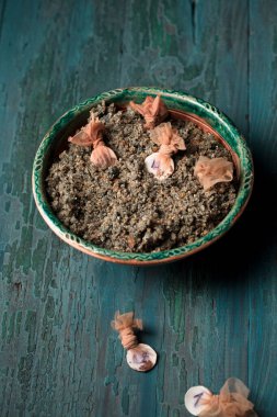 Bahçedeki çilek tohumlarının ıslak kumda, bahçedeki natürmort