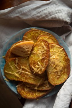 Peynirli yumurtanın içinde kızarmış ekmek. Taşra tarzında sakin bir hayat