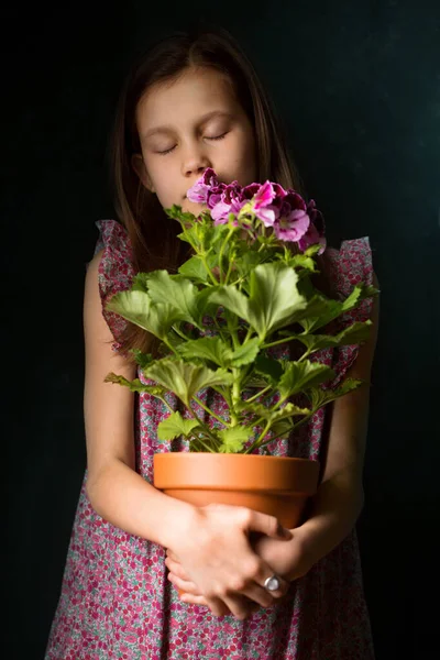 Menina Bonita Com Pelargonium Real Suas Mãos — Fotografia de Stock