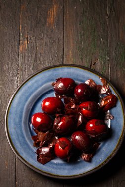Soğanla boyanmış tavuk yumurtaları, geleneksel yöntemle yapılan kabuklar. Köy tarzında Paskalya konsepti