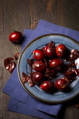 Soğanla boyanmış tavuk yumurtaları, geleneksel yöntemle yapılan kabuklar. Köy tarzında Paskalya konsepti