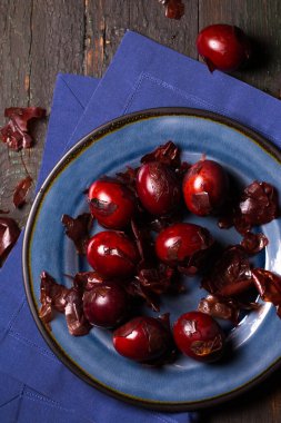 Soğanla boyanmış tavuk yumurtaları, geleneksel yöntemle yapılan kabuklar. Köy tarzında Paskalya konsepti