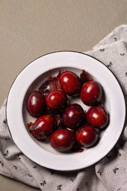 Soğanla boyanmış tavuk yumurtaları, geleneksel yöntemle yapılan kabuklar. Köy tarzında Paskalya konsepti